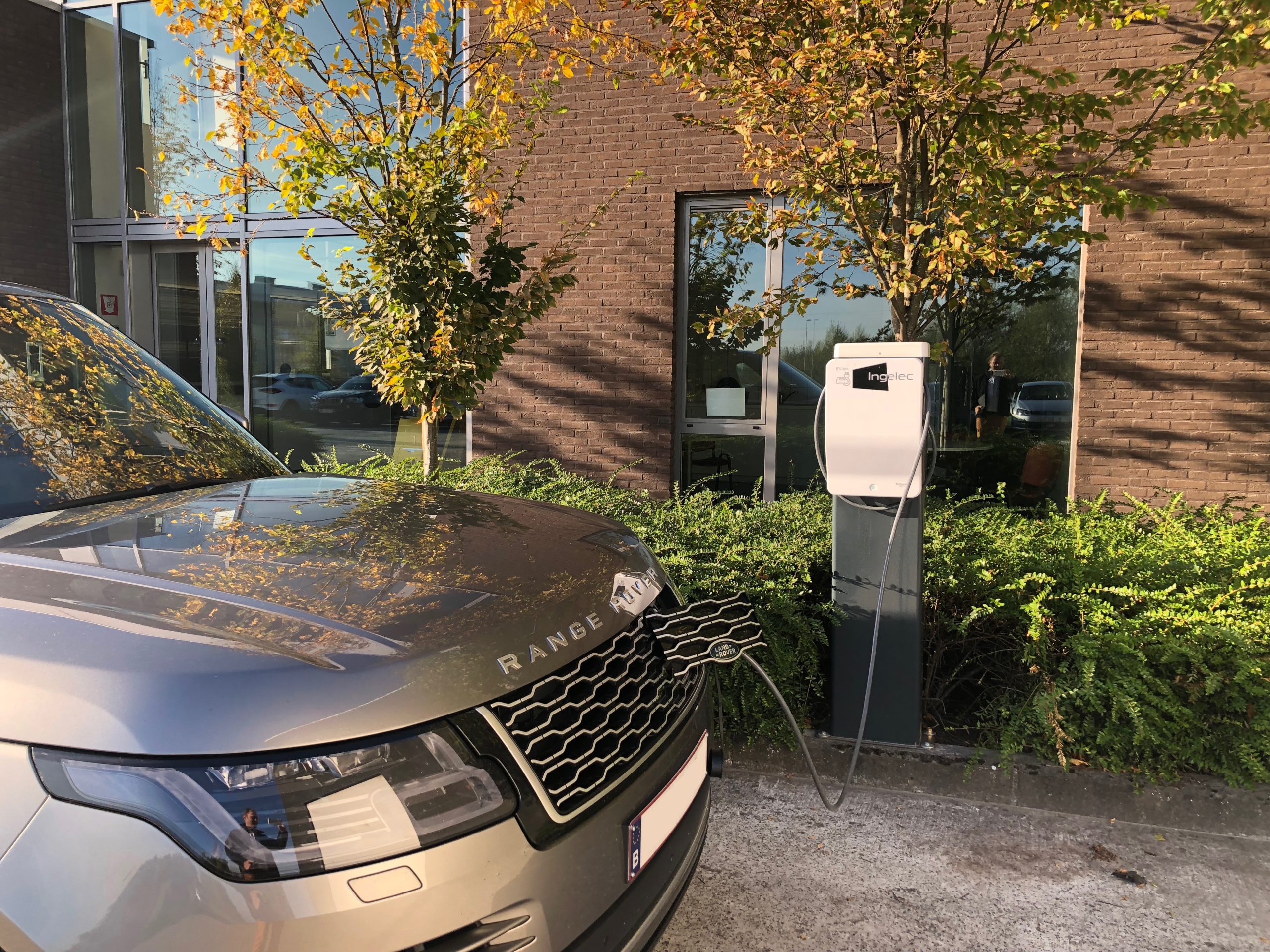 Borne de recharge pour véhicules électriques installée sur le parking d’une entreprise.
