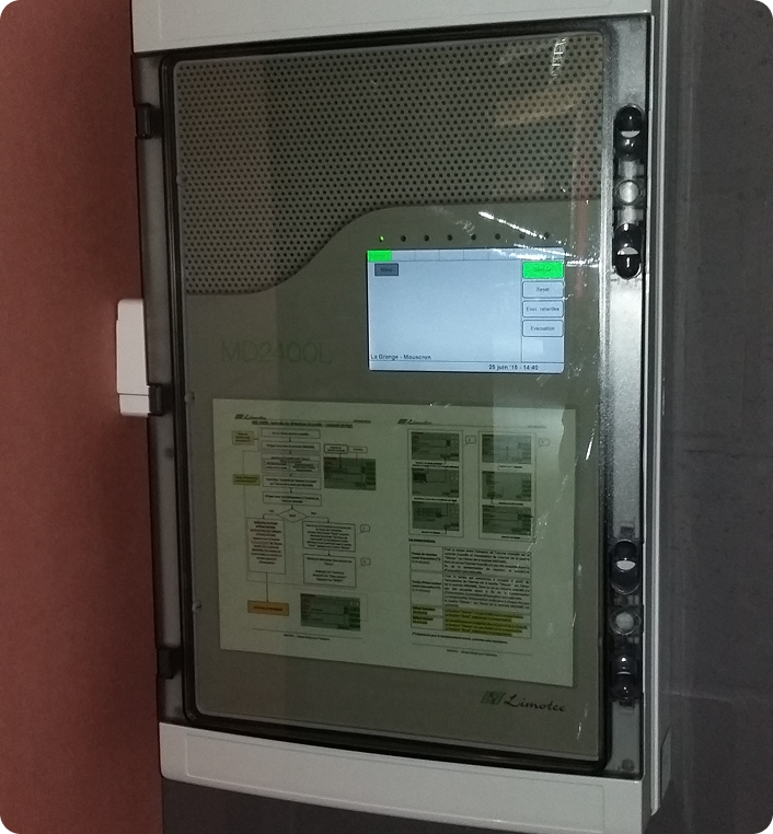 Centrale de détection incendie installée dans un local technique pour la sécurité d’un bâtiment.
