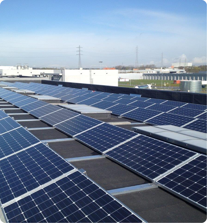 Installation de panneaux solaires photovoltaïques sur le toit d’un bâtiment industriel.