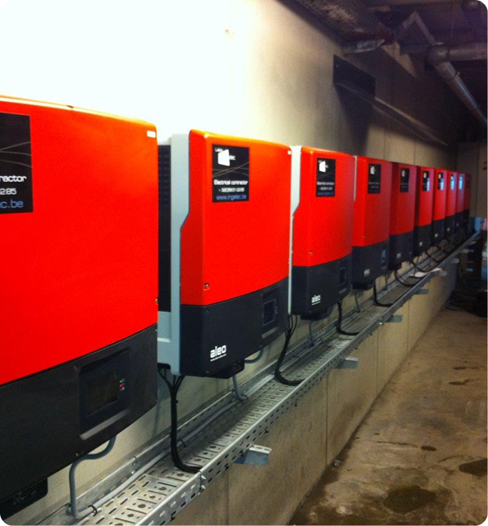 Onduleurs photovoltaïques installés dans une salle technique pour une installation solaire professionnelle.