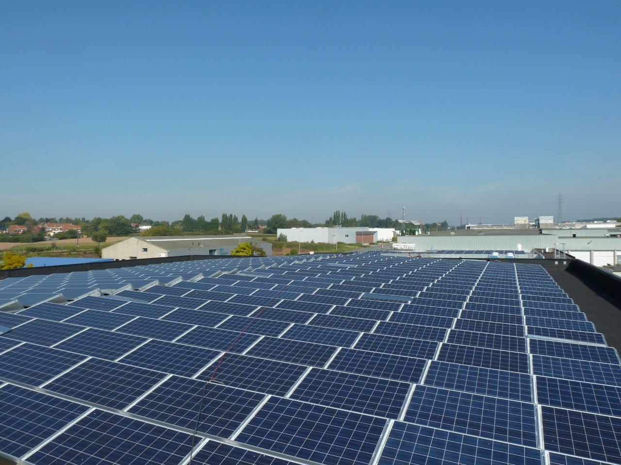 Installation de panneaux solaires photovoltaïques sur le toit d’un bâtiment d’entreprise.