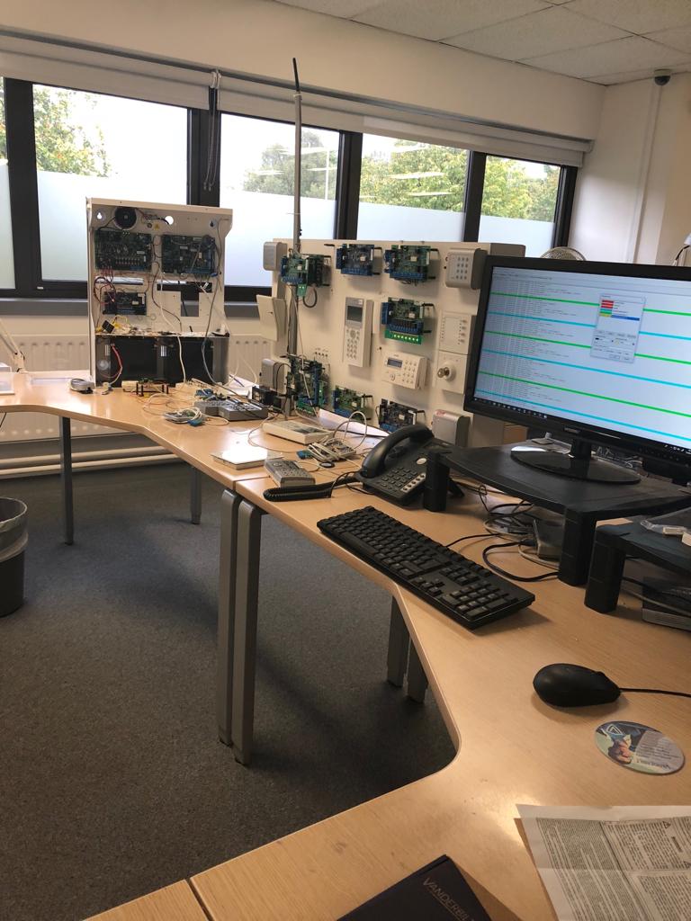 Poste de travail technique avec panneaux de test et équipements de contrôle pour installations électriques industrielles.